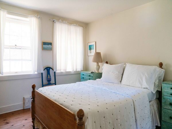Beautiful Hamptons Vacation Home Walk to Beach Sleeps 10