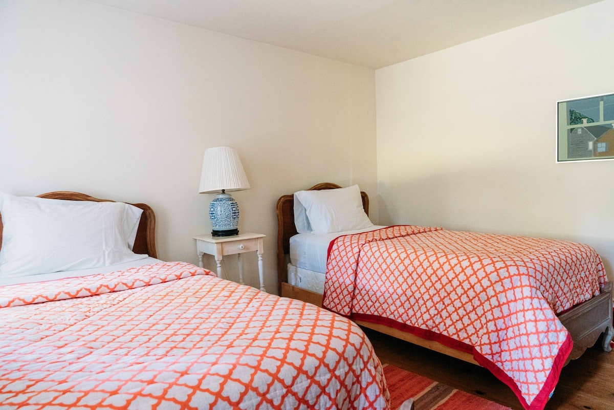 Beautiful Hamptons Vacation Home Walk to Beach Sleeps 10