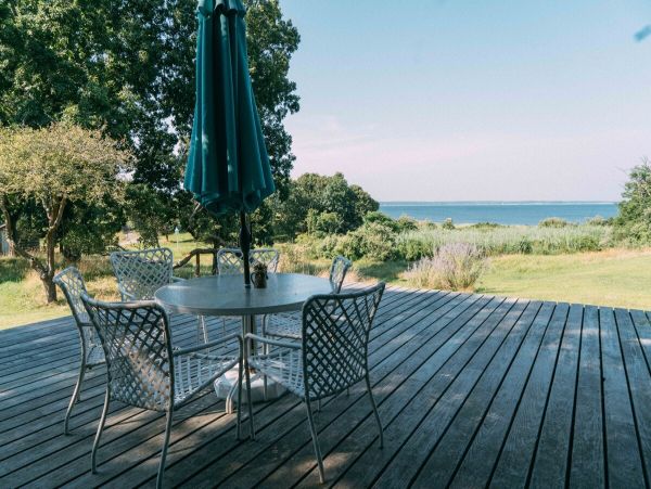 Beautiful Hamptons Vacation Home Walk to Beach Sleeps 10