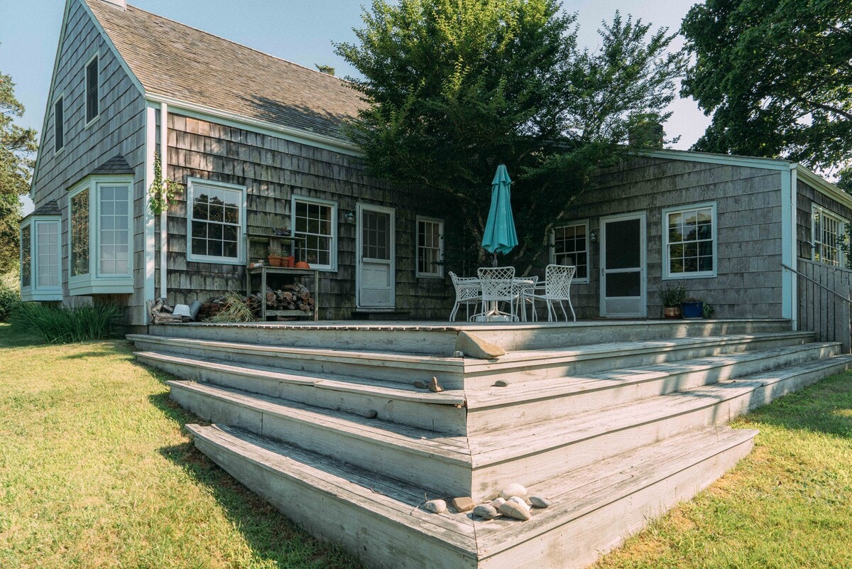 Beautiful Hamptons Vacation Home Walk to Beach Sleeps 10