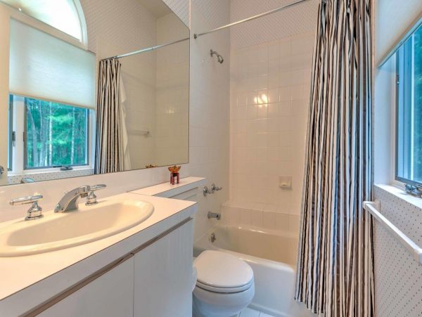 East Hampton Vacation Home Four Bedroom with Pool