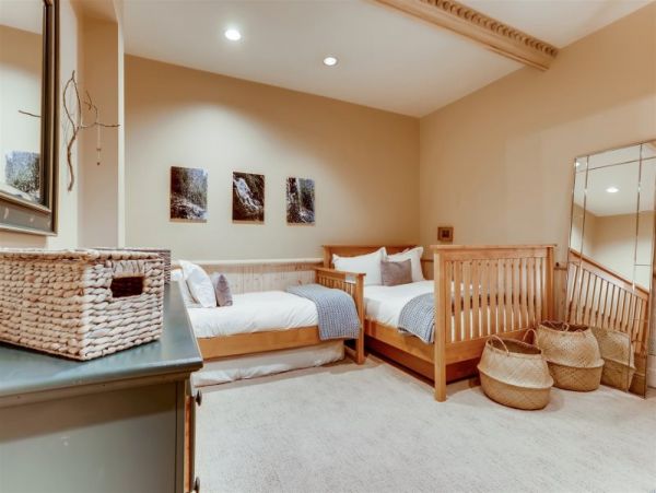 Charming & Cozy Vacation Home in Vail Sleeps 10 Guests