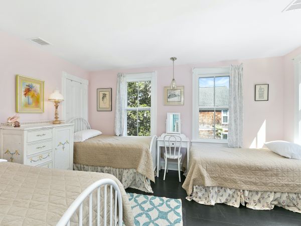Beautiful Hamptons Vacation Home Five Bedrooms Sleeps 13