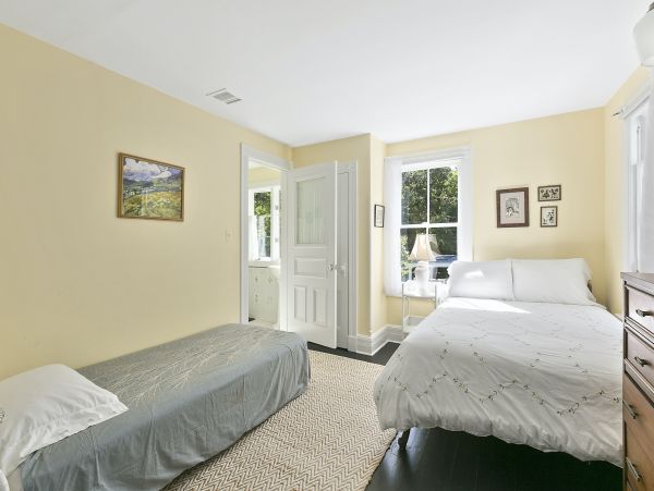 Beautiful Hamptons Vacation Home Five Bedrooms Sleeps 13