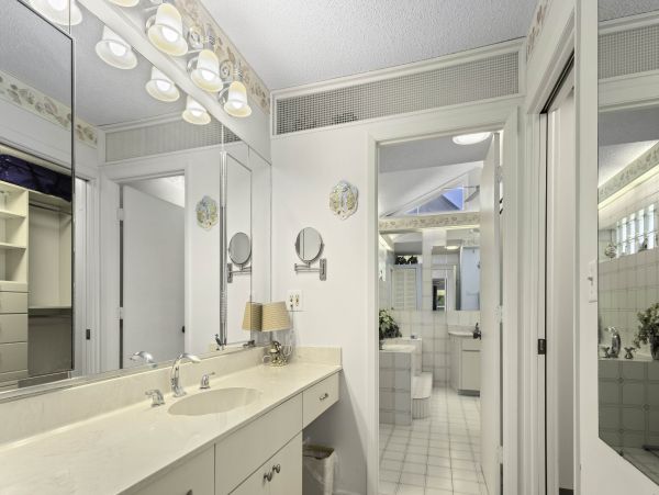 Charming Three Bedroom Vacation Pool Home in Longboat Key