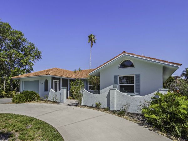 Charming Three Bedroom Vacation Pool Home in Longboat Key