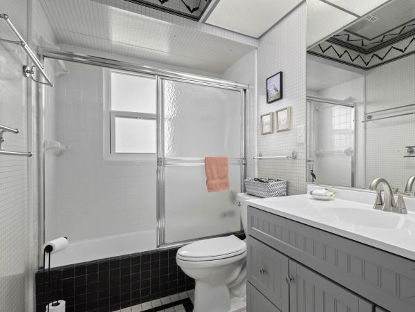 Charming Three Bedroom Vacation Pool Home in Longboat Key