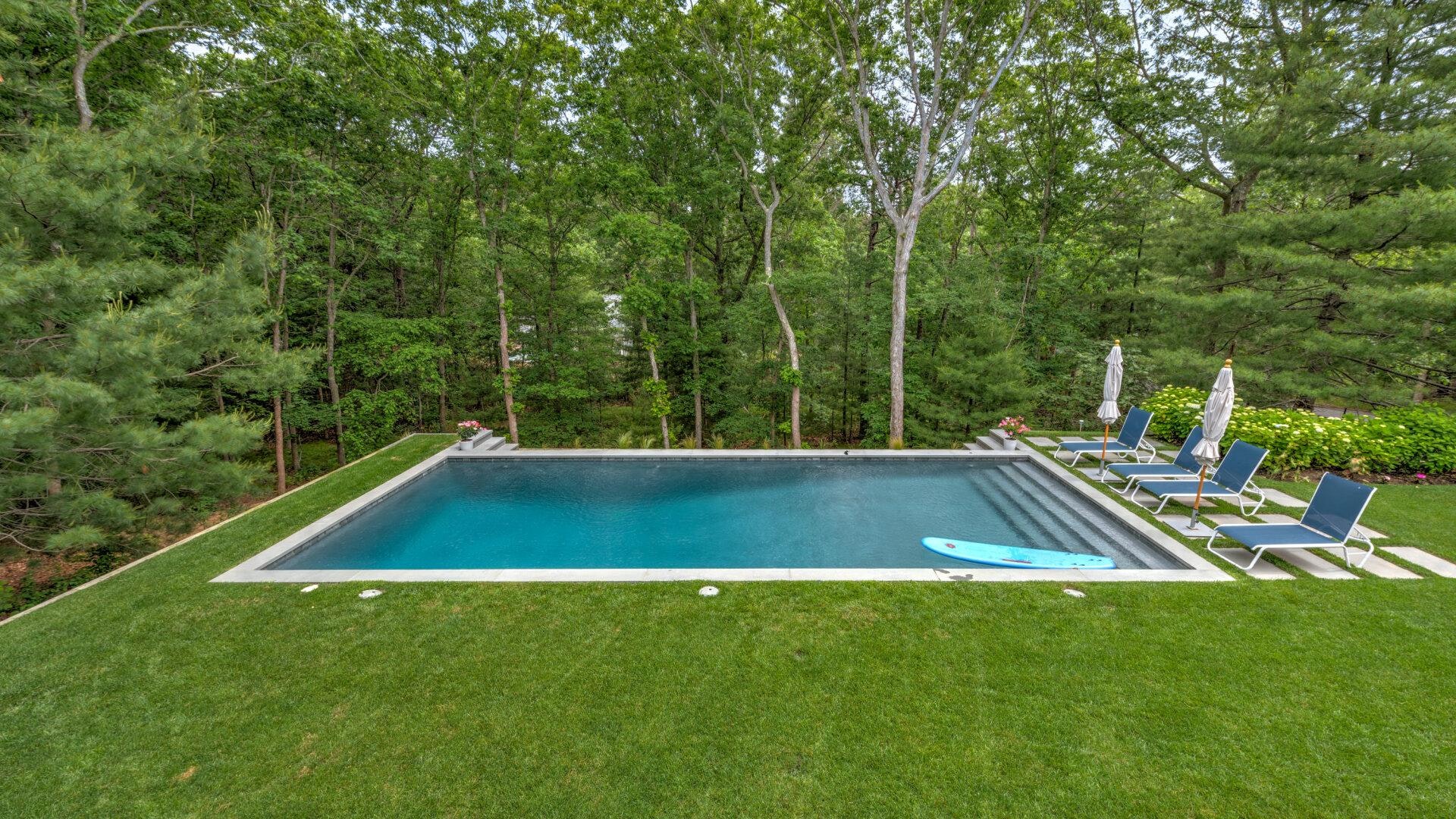 Hamptons Vacation Home Six Bedroom with Pool