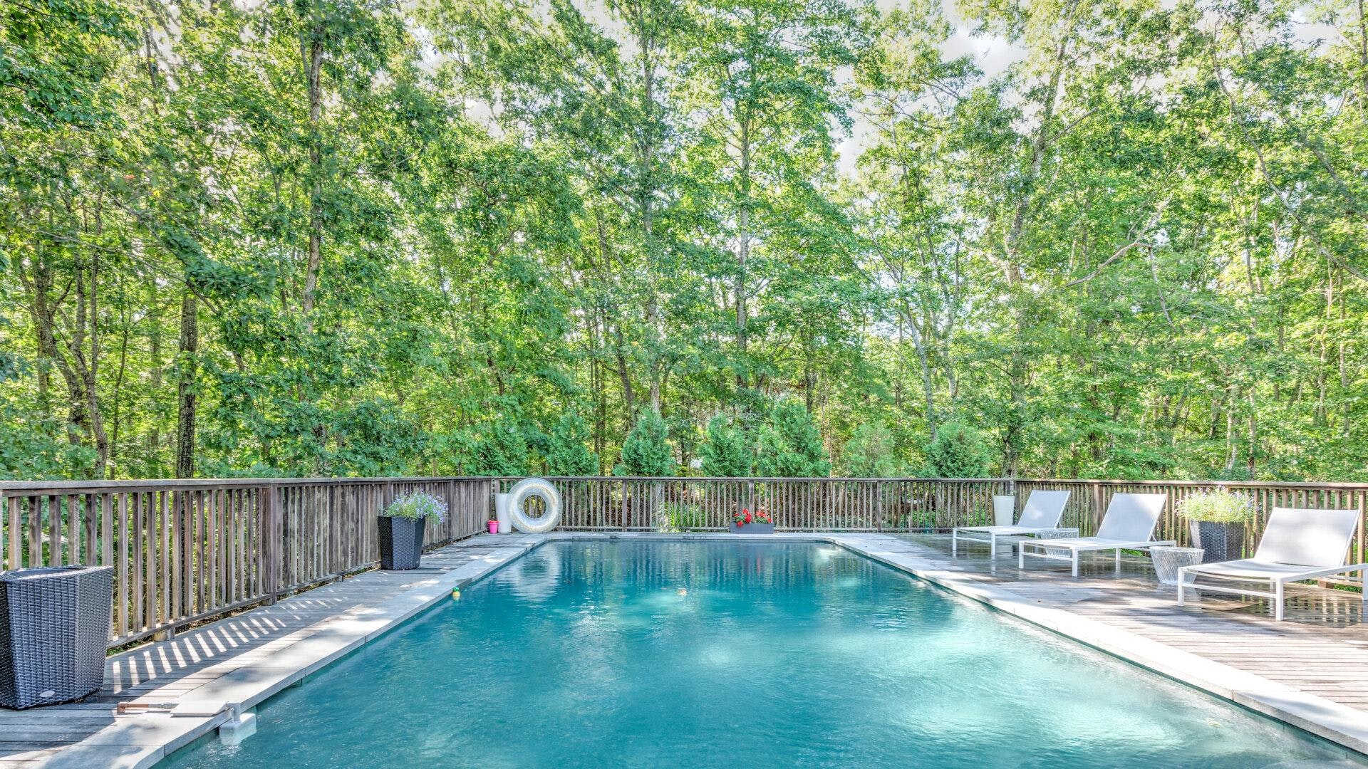 Hamptons Vacation Home Six Bedroom with Pool