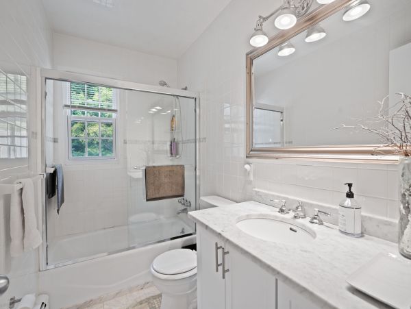 Charming 5 Bedroom Vacation Pool Home in Southampton