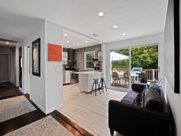 Charming 5 Bedroom Vacation Pool Home in Southampton