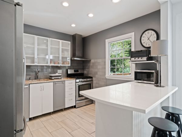 Charming 5 Bedroom Vacation Pool Home in Southampton