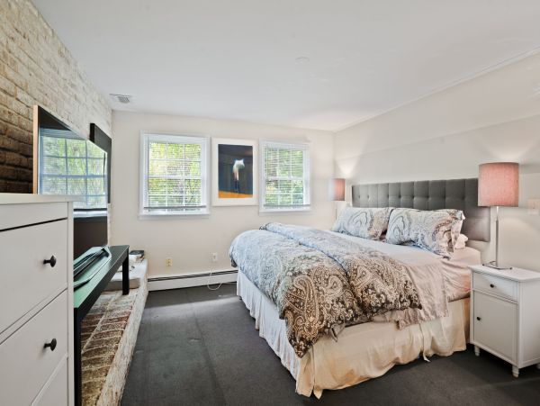 Charming 5 Bedroom Vacation Pool Home in Southampton
