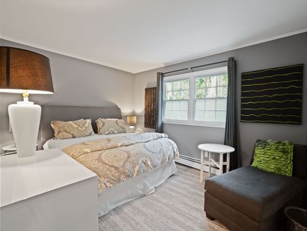 Charming 5 Bedroom Vacation Pool Home in Southampton