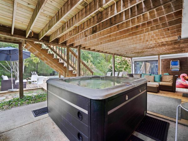 Charming 5 Bedroom Vacation Pool Home in Southampton