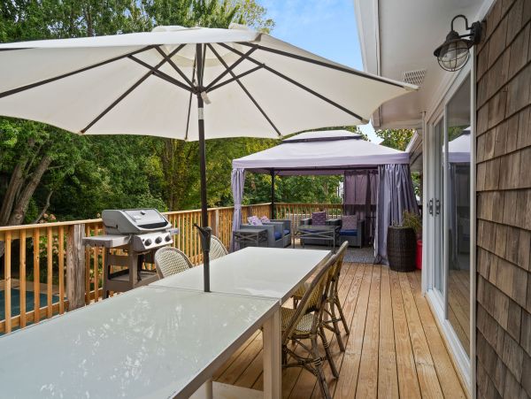 Charming 5 Bedroom Vacation Pool Home in Southampton