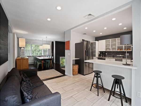 Charming 5 Bedroom Vacation Pool Home in Southampton
