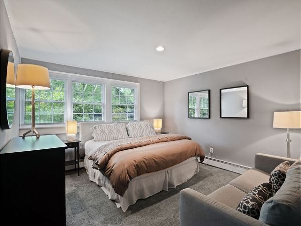 Charming 5 Bedroom Vacation Pool Home in Southampton
