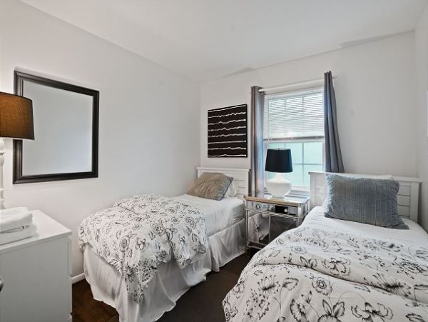 Charming 5 Bedroom Vacation Pool Home in Southampton