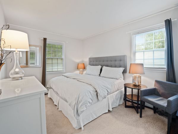 Charming 5 Bedroom Vacation Pool Home in Southampton