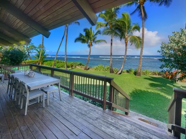 Beachfront Exclusive Vacation Home in Mokuleia 8 Guests