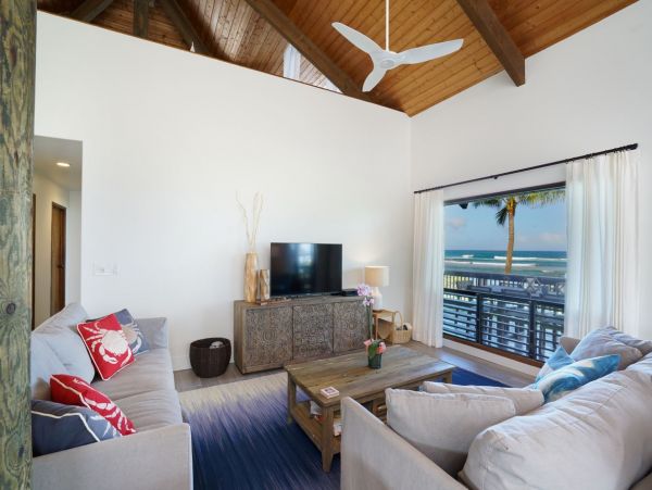 Beachfront Exclusive Vacation Home in Mokuleia 8 Guests