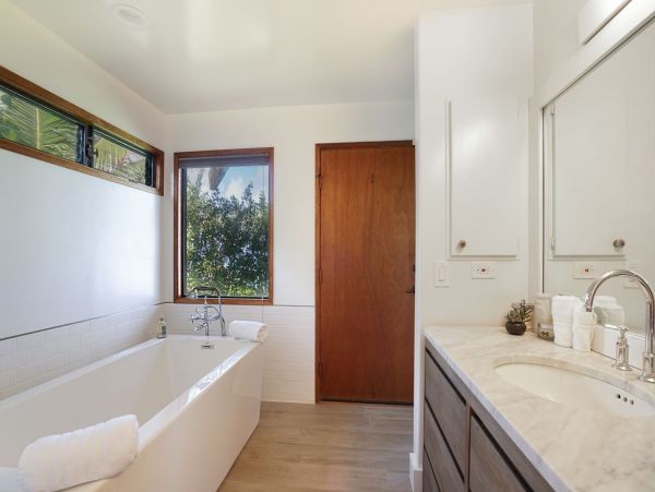 Beachfront Exclusive Vacation Home in Mokuleia 8 Guests
