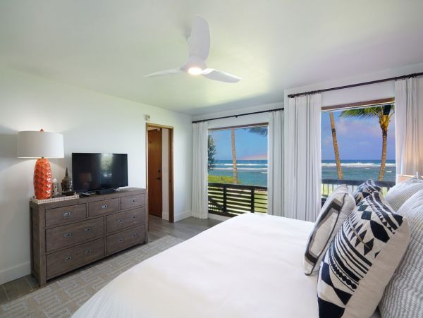 Beachfront Exclusive Vacation Home in Mokuleia 8 Guests