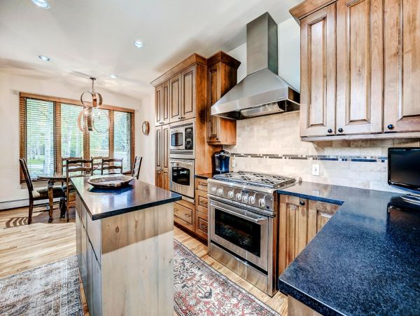 Luxury  Vacation Residence in Arrowhead Sleeps 16 Guests