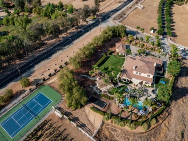 Beautiful Six Bedroom Vacation Villa in Temecula Sleeps 14