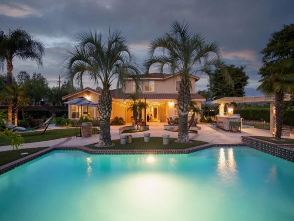 Beautiful Six Bedroom Vacation Villa in Temecula Sleeps 14