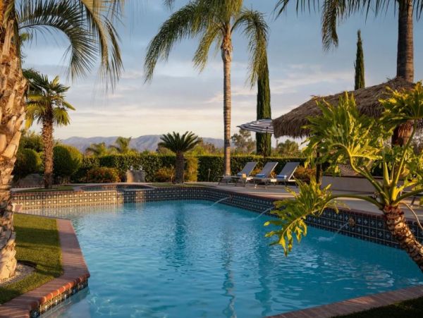Beautiful Six Bedroom Vacation Villa in Temecula Sleeps 14