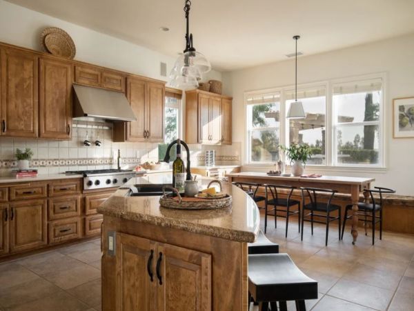 Beautiful Six Bedroom Vacation Villa in Temecula Sleeps 14