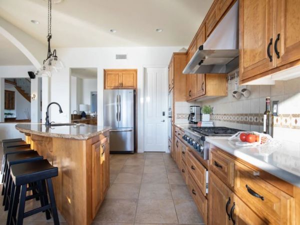 Beautiful Six Bedroom Vacation Villa in Temecula Sleeps 14