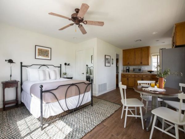 Beautiful Six Bedroom Vacation Villa in Temecula Sleeps 14