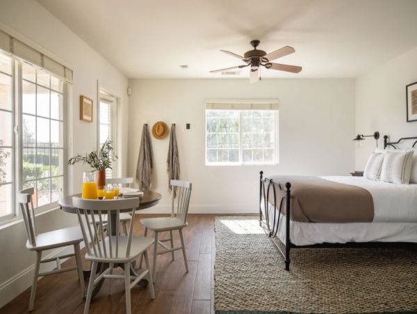 Beautiful Six Bedroom Vacation Villa in Temecula Sleeps 14
