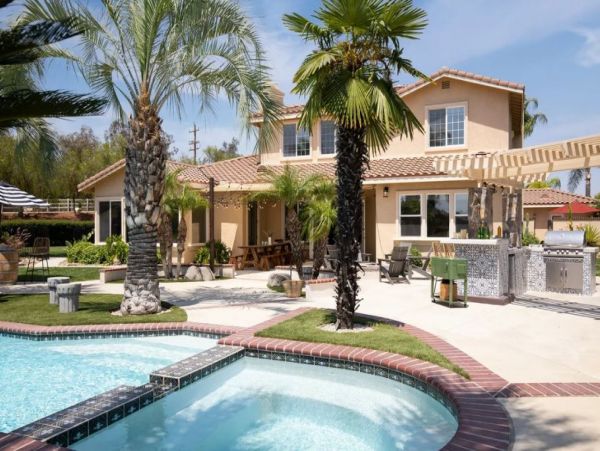 Beautiful Six Bedroom Vacation Villa in Temecula Sleeps 14