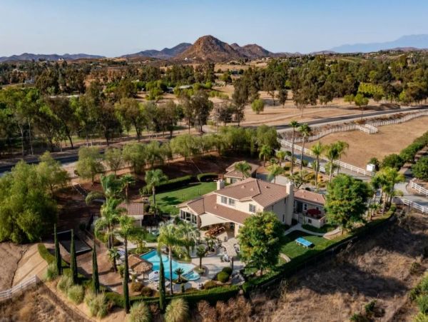 Beautiful Six Bedroom Vacation Villa in Temecula Sleeps 14