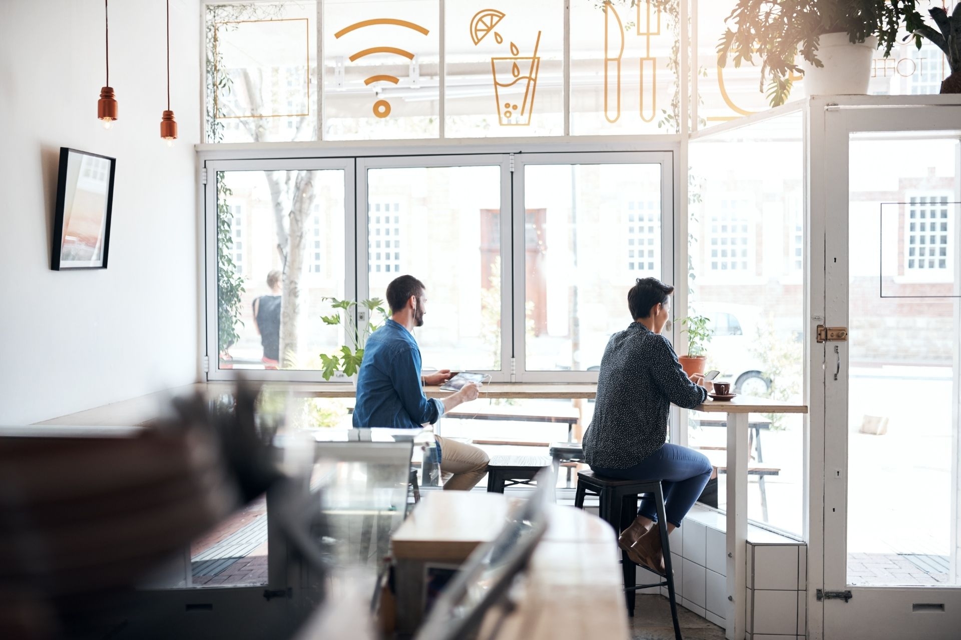 What are the advantages of using a fiber optic distribution hub in terms of signal quality and reliability?