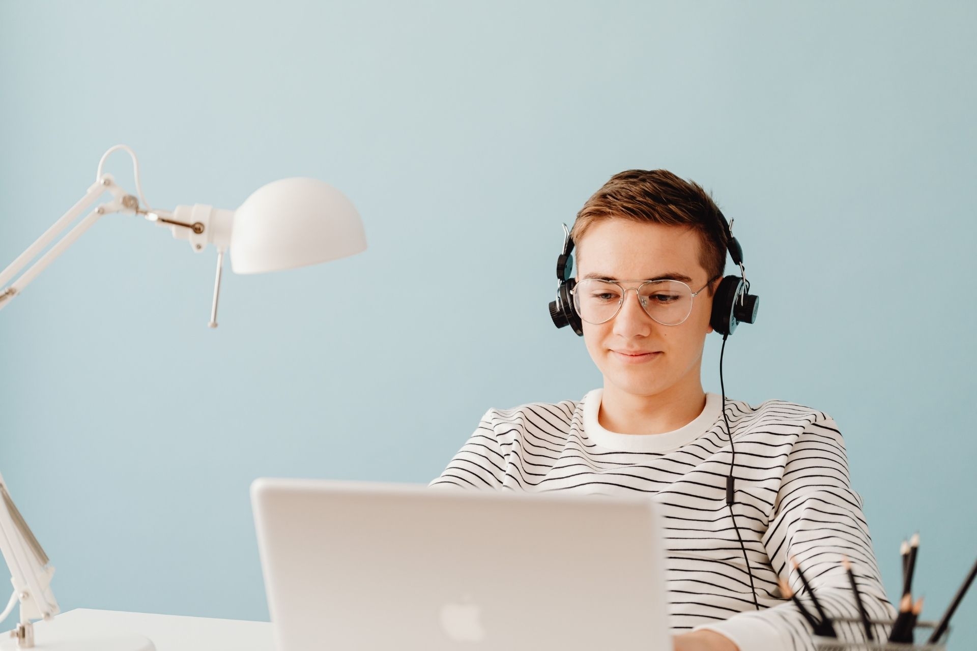 How do fiber optic internet access points contribute to improving network reliability and reducing latency in data transmission?