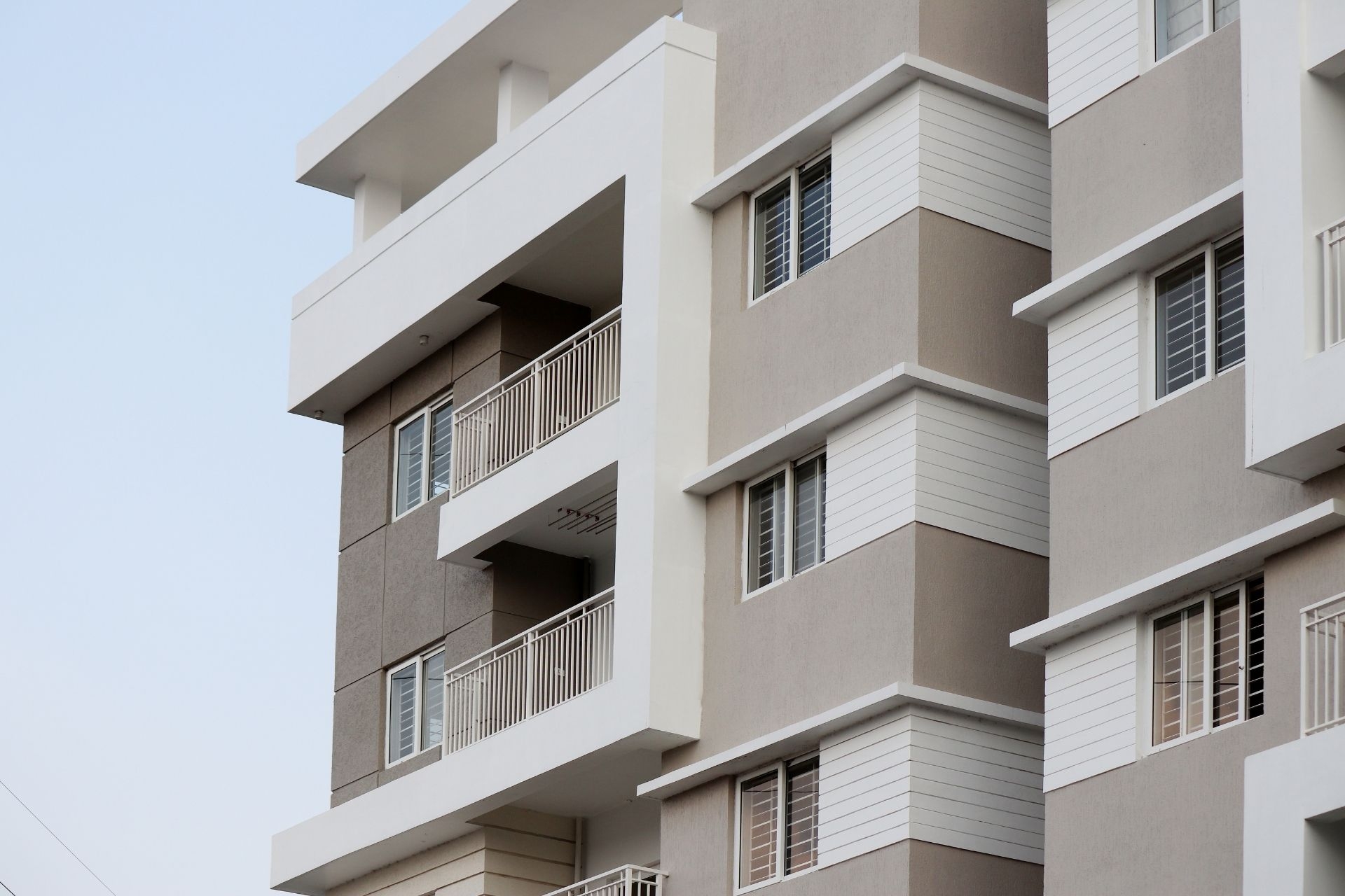 What kind of technical support is available for military personnel using fiber optic internet in their housing, especially in case of any connectivity issues?