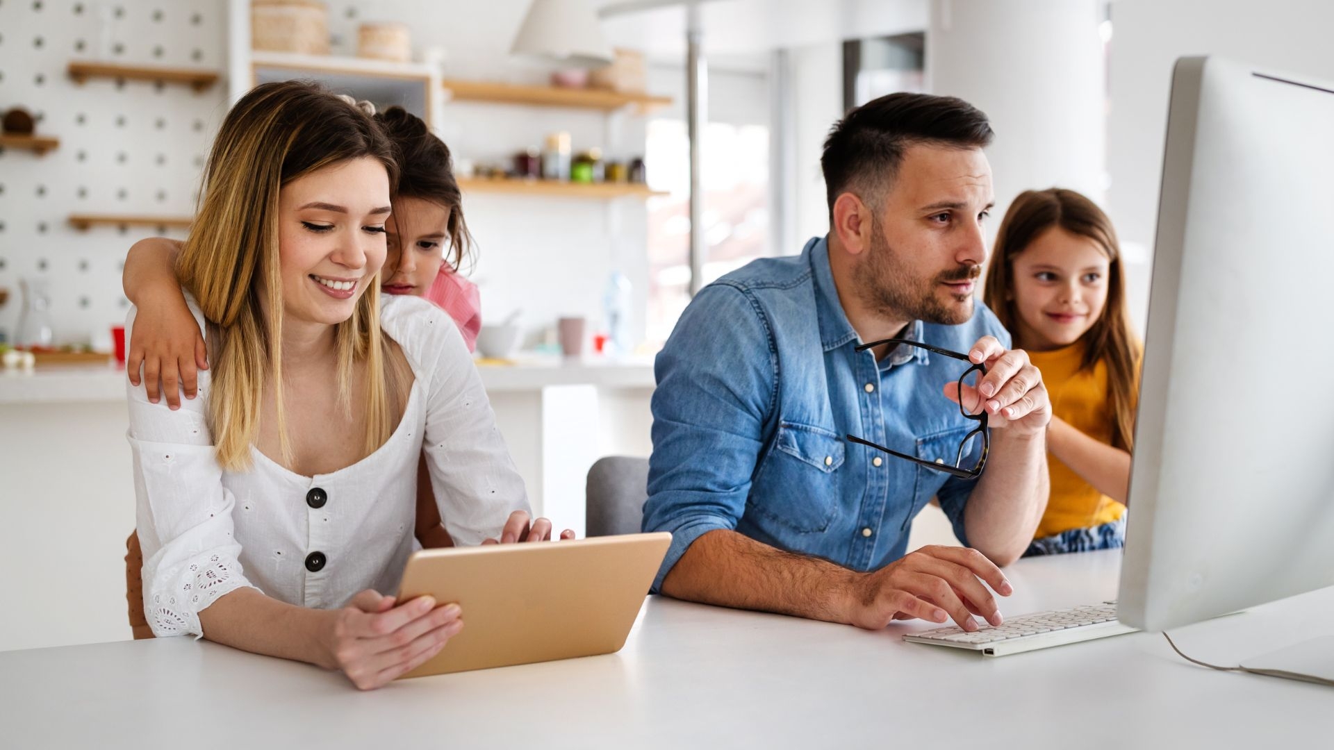 How does fiber optic internet compare to traditional cable internet in terms of bandwidth capacity for multiple users in a residential complex?