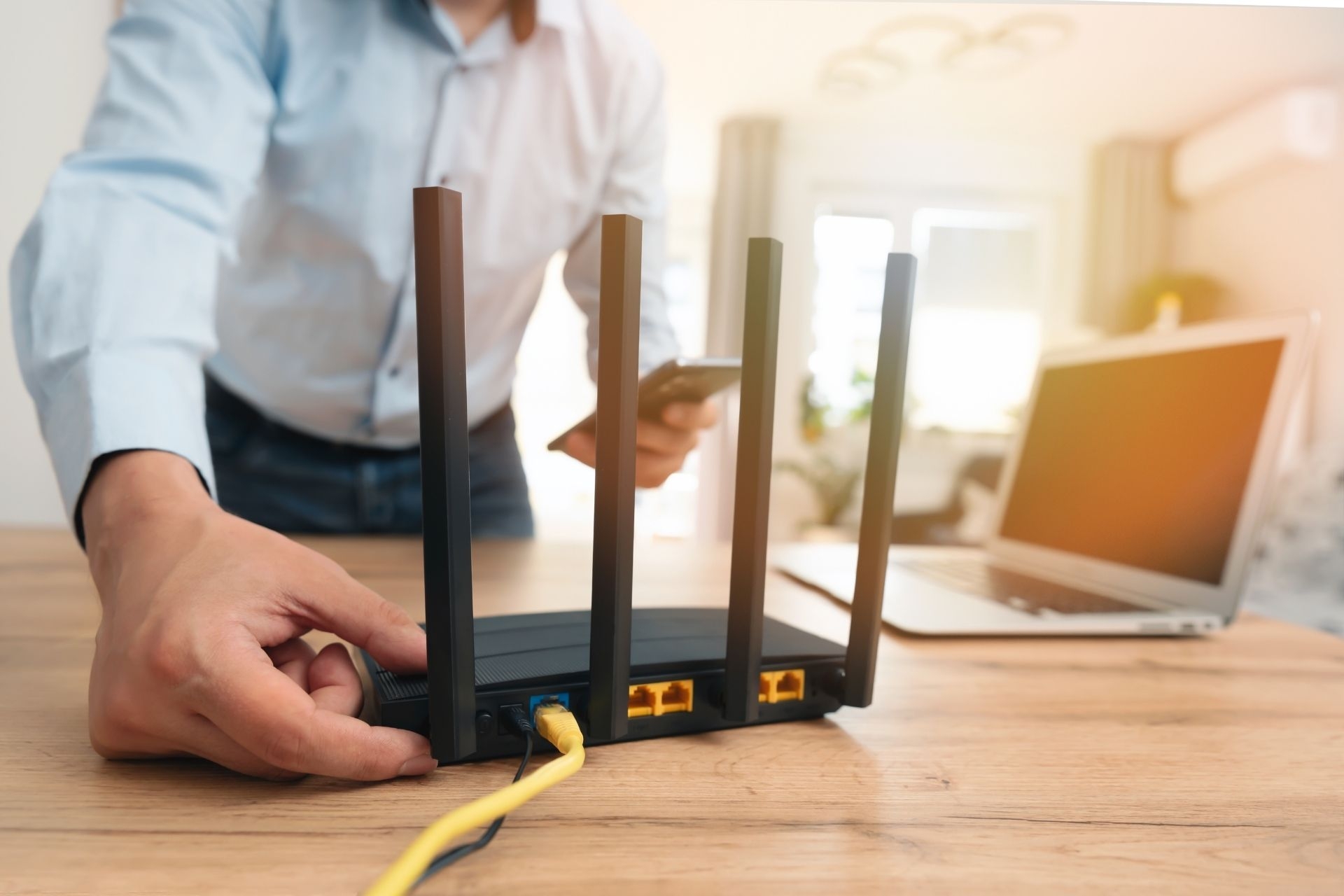 How does the use of repeaters or amplifiers affect fiber optic internet latency?