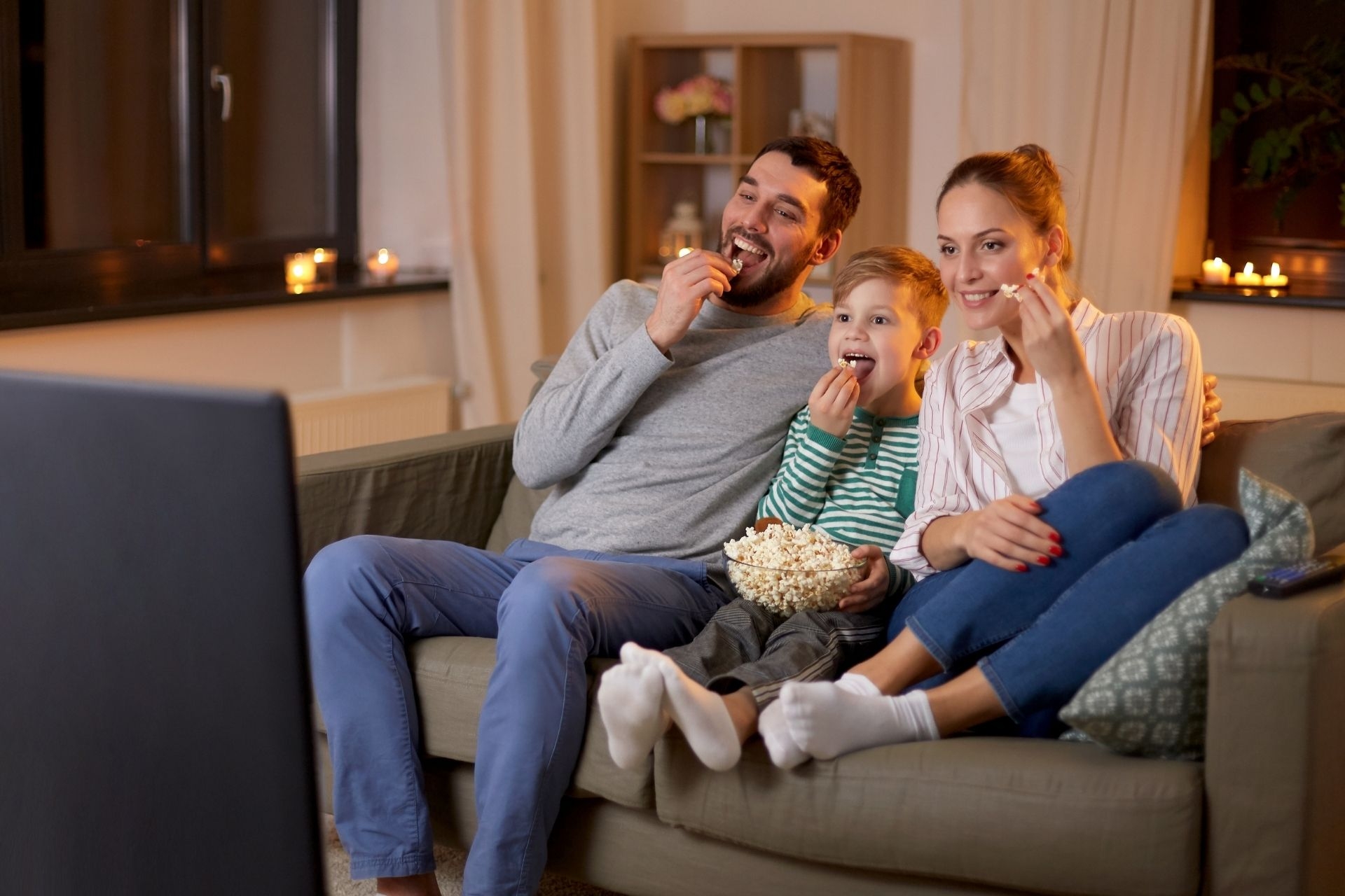 What happens if a customer wants to cancel their fiber optic internet provider contract before it expires?