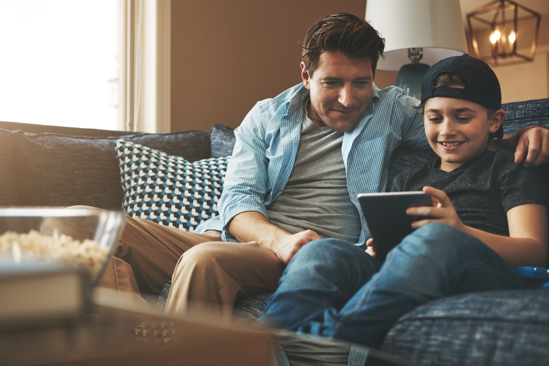 Can fiber optic internet support high-bandwidth applications such as video conferencing and cloud computing without experiencing lag or latency issues?
