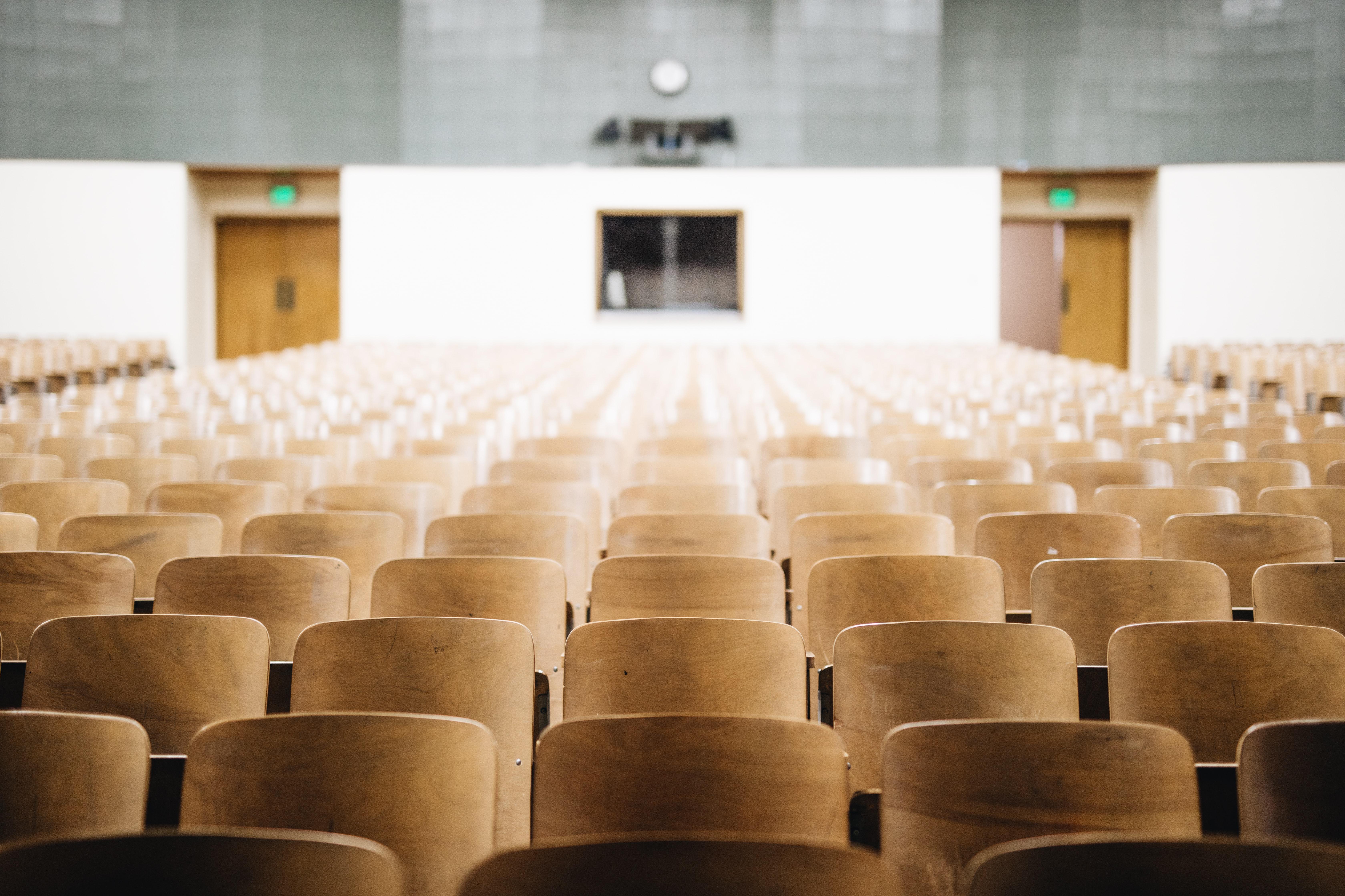 Seats in a lecture hall 
