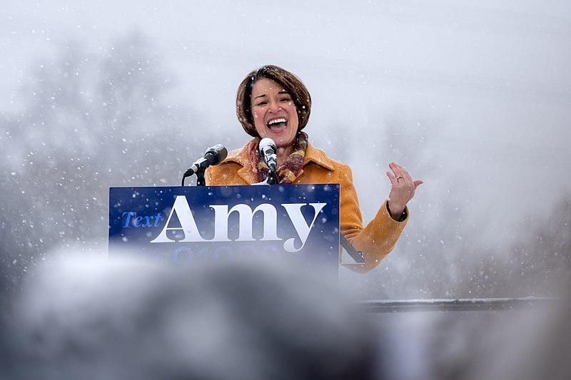 Amy Klobuchar behind a podium giving a presidential campaign speech