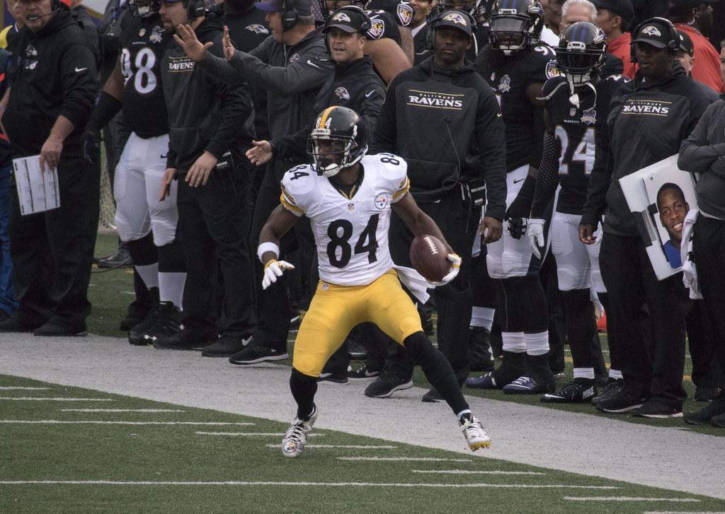 Anthony Brown running down the sidelines for the Pittsburgh Steelers