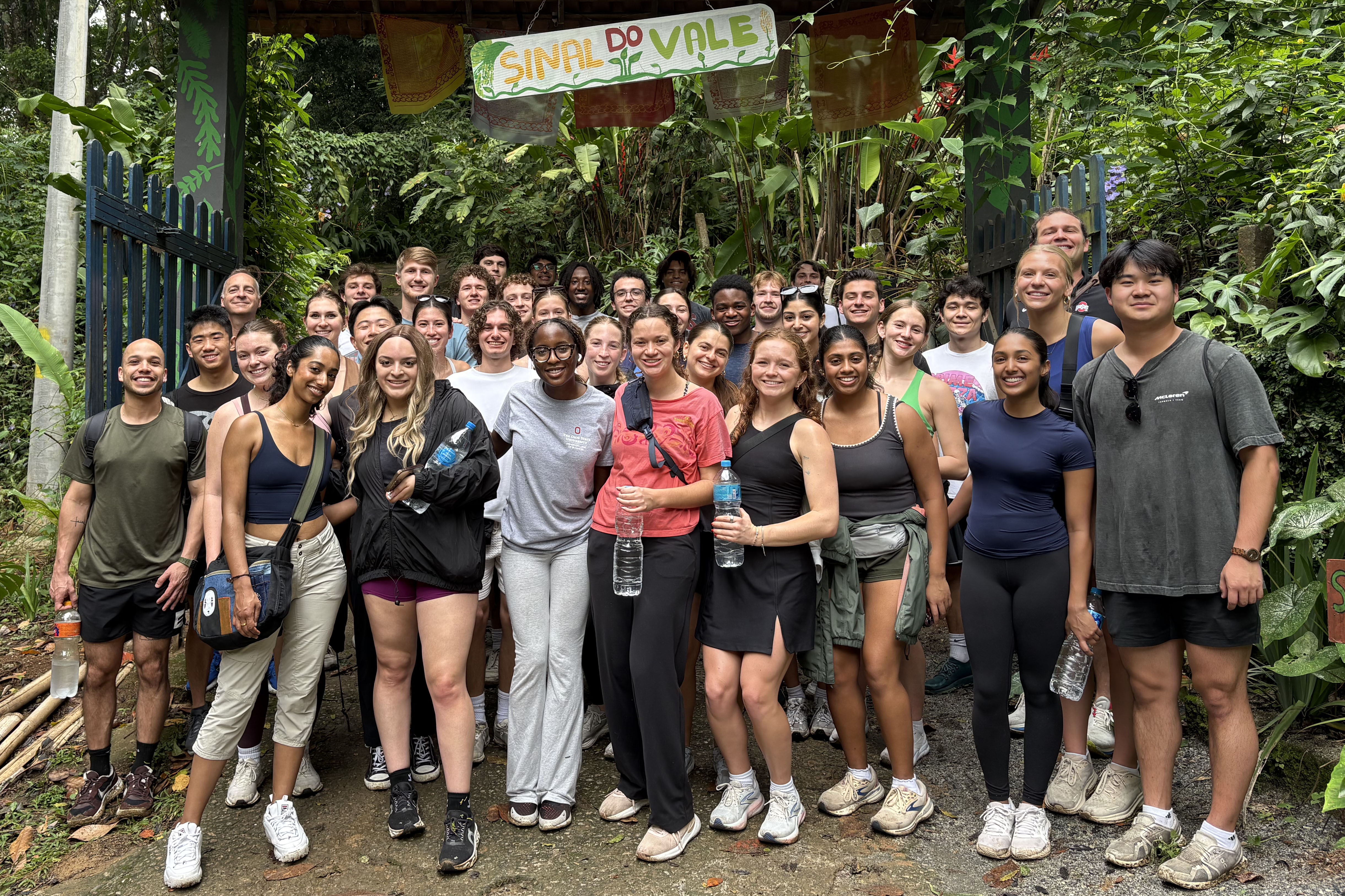 Students in Honors Cohort standing in front of the entrance to Sinal Do Vale in Brazil.