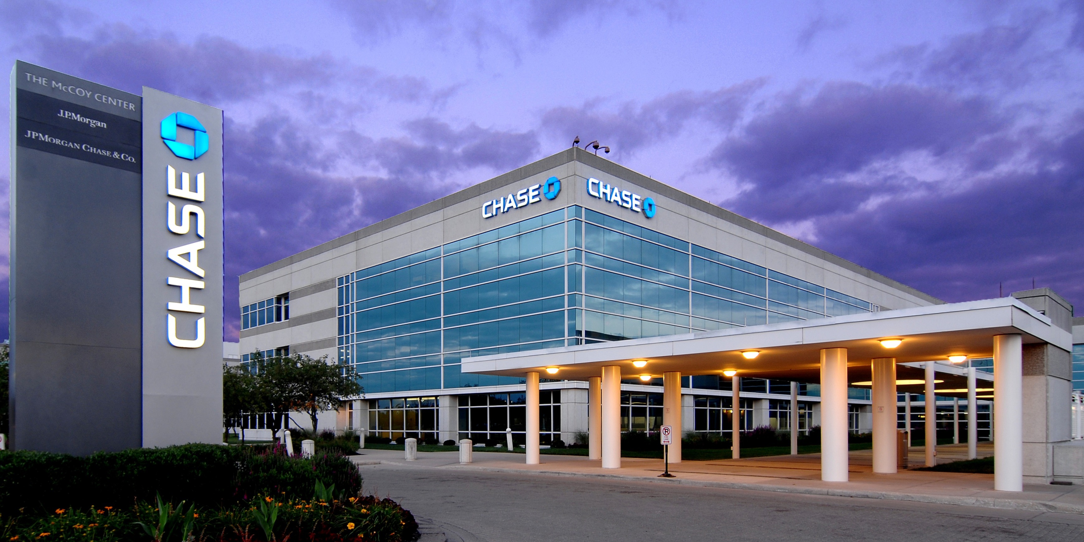 Exterior of the JPMorganChase McCoy Center on Polaris Parkway in Columbus.